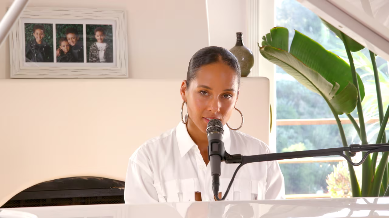 Alicia Keys performing "Good Job."